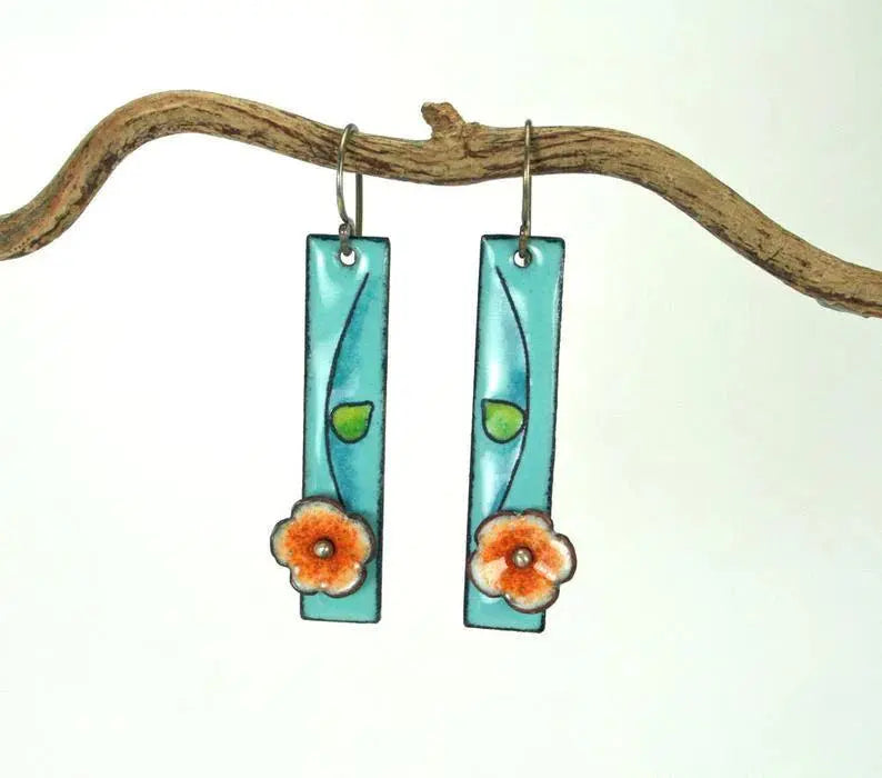 Orecchini con smalto a forma di fiore