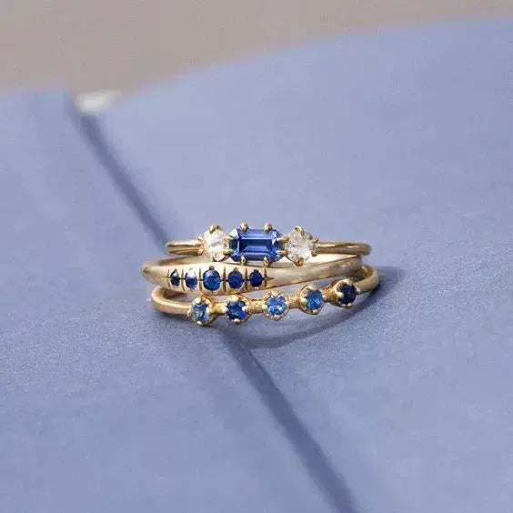 Anello a strati con zirconi blu