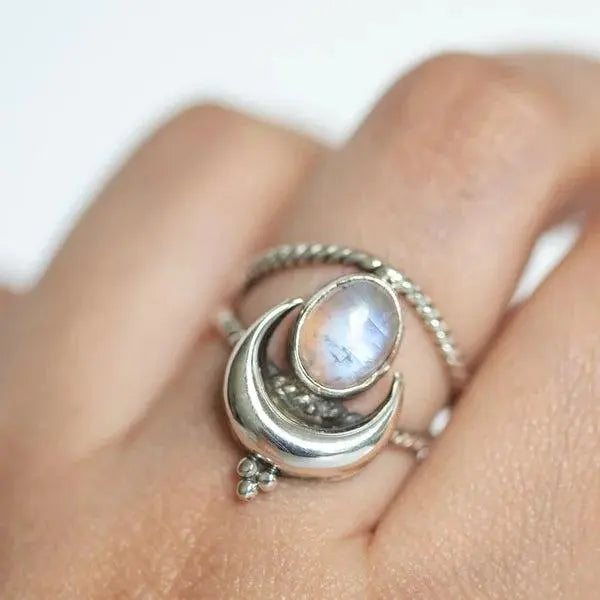 Anello con fase lunare e opale arcobaleno ovale
