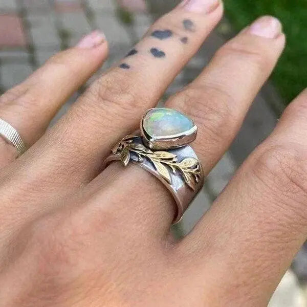 Anello Geometrico con Opale a Foglia