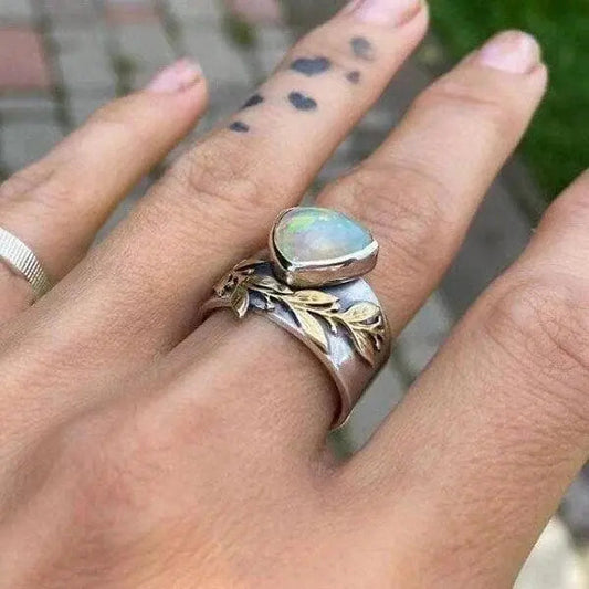 Anello Geometrico con Opale a Foglia
