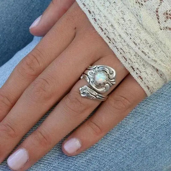 Anello regolabile a cucchiaio con opale bianco