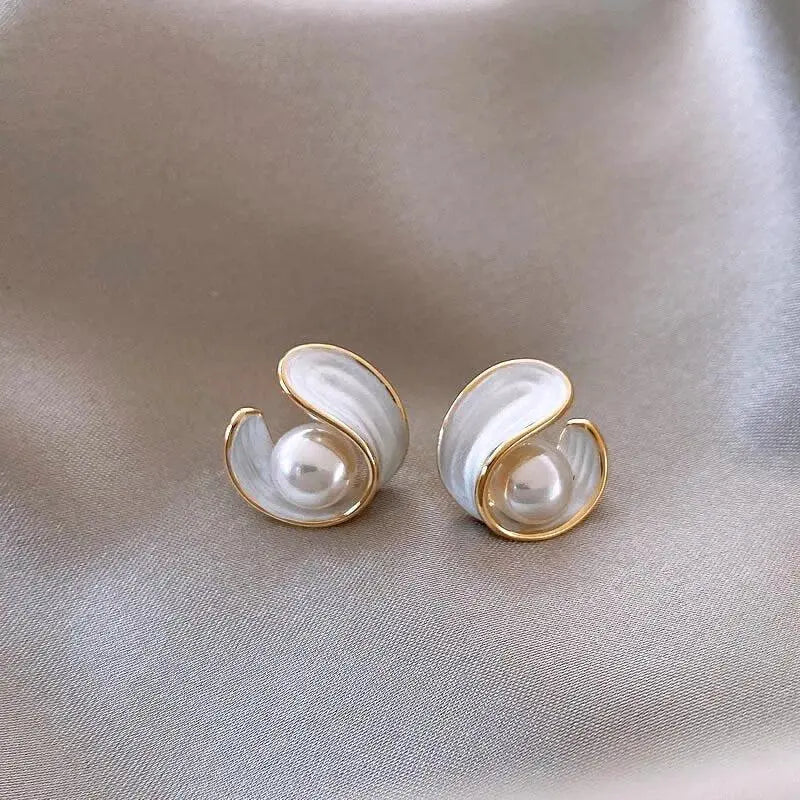 Orecchini di lusso con opale bianco e perla in oro