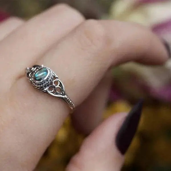 Anello con design traforato a guscio arcobaleno