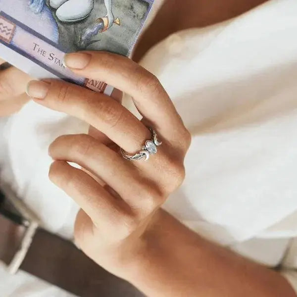 Anello con Pietra Preziosa a Doppia Luna Crescente