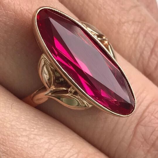 Anello d'oro vintage con quarzo rosso ovale e cristallo