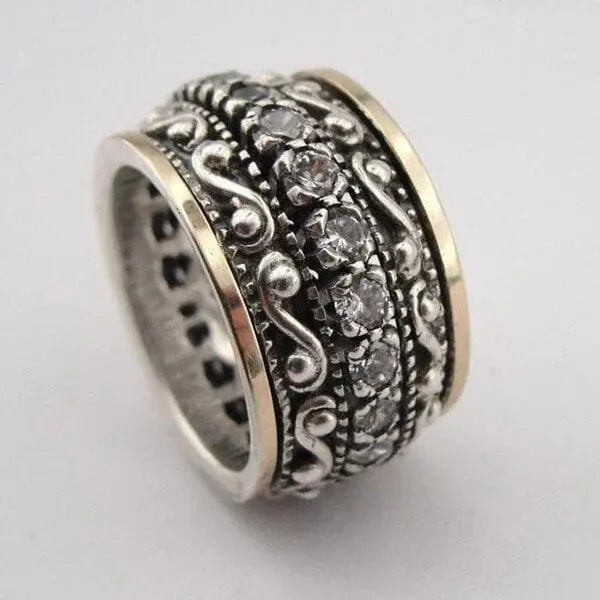 Anello con pietra preziosa scolpita