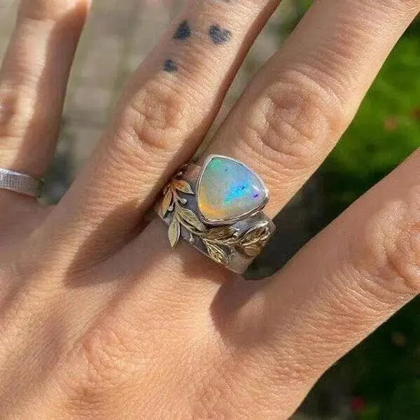 Anello Geometrico con Opale a Foglia