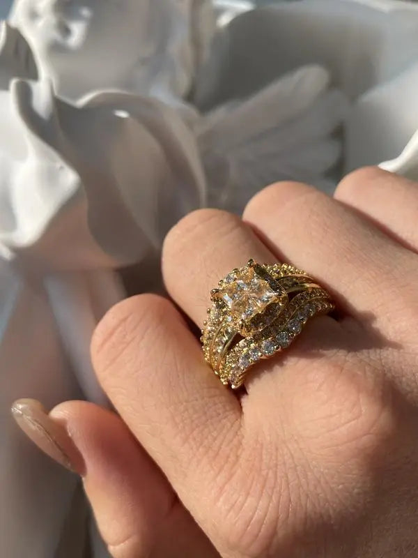 Anello di lusso con pietre scintillanti – Gioielli di grande impatto