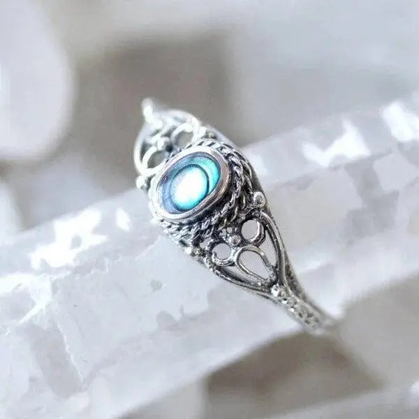 Anello con design traforato a guscio arcobaleno