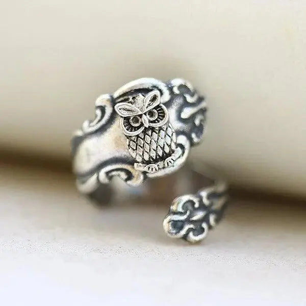 Anello con cucchiaio oscillante regolabile a forma di civetta