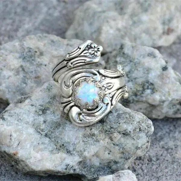 Anello regolabile a cucchiaio con opale bianco