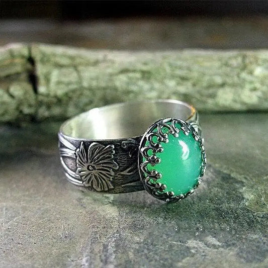 Anello con smeraldo e fiore scolpito