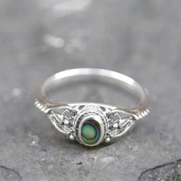 Anello con design traforato a guscio arcobaleno