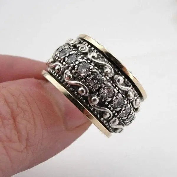 Anello con pietra preziosa scolpita