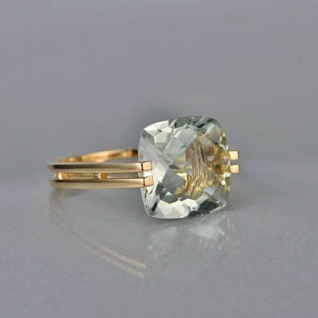 Anello d'oro con cubic di vetro verde vintage