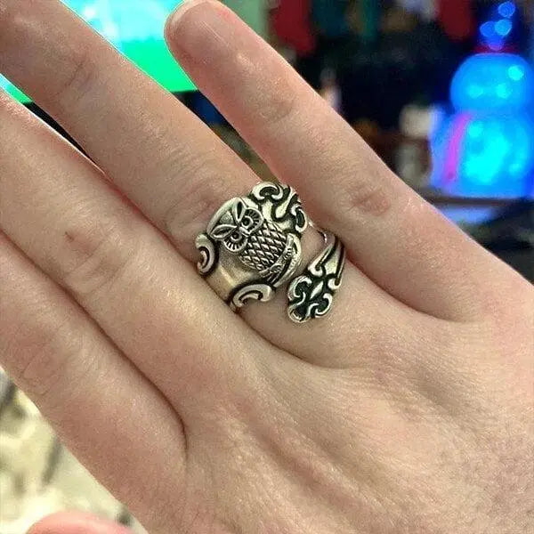 Anello con cucchiaio oscillante regolabile a forma di civetta