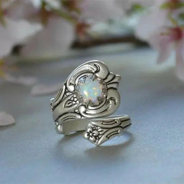 Anello regolabile a cucchiaio con opale bianco