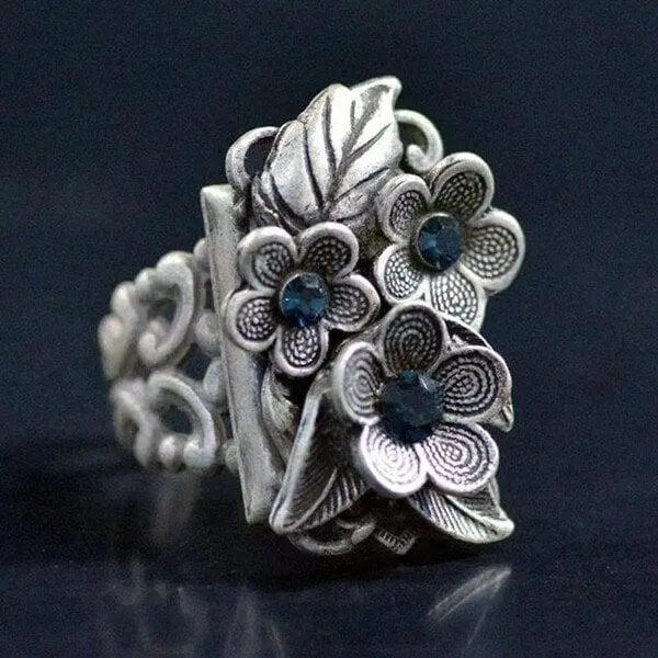 Anello con Zaffiro e Fiori