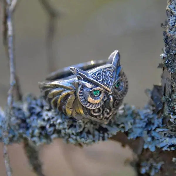 Anello con smeraldo a forma di civetta