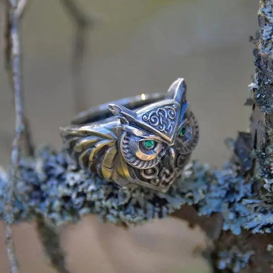 Anello con smeraldo a forma di civetta