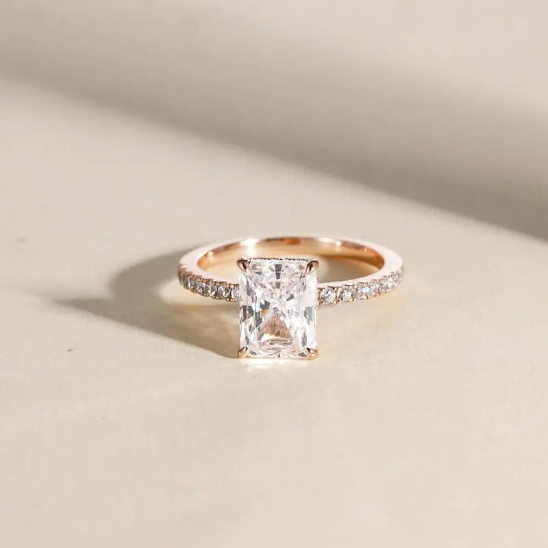 Anello Elegante in Argento con Pietra Brillante – Design Classico