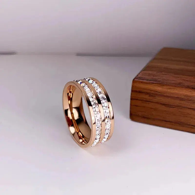 Anello elegante con inserti doppi di zirconi