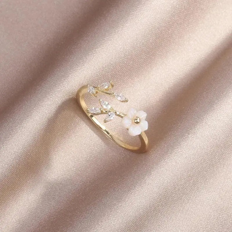 Anello con fiori selvatici regolabile in oro