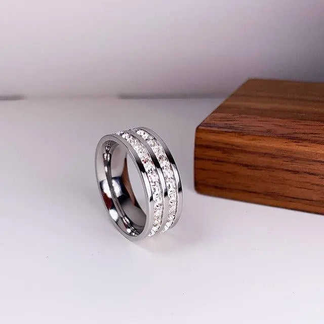 Anello elegante con inserti doppi di zirconi