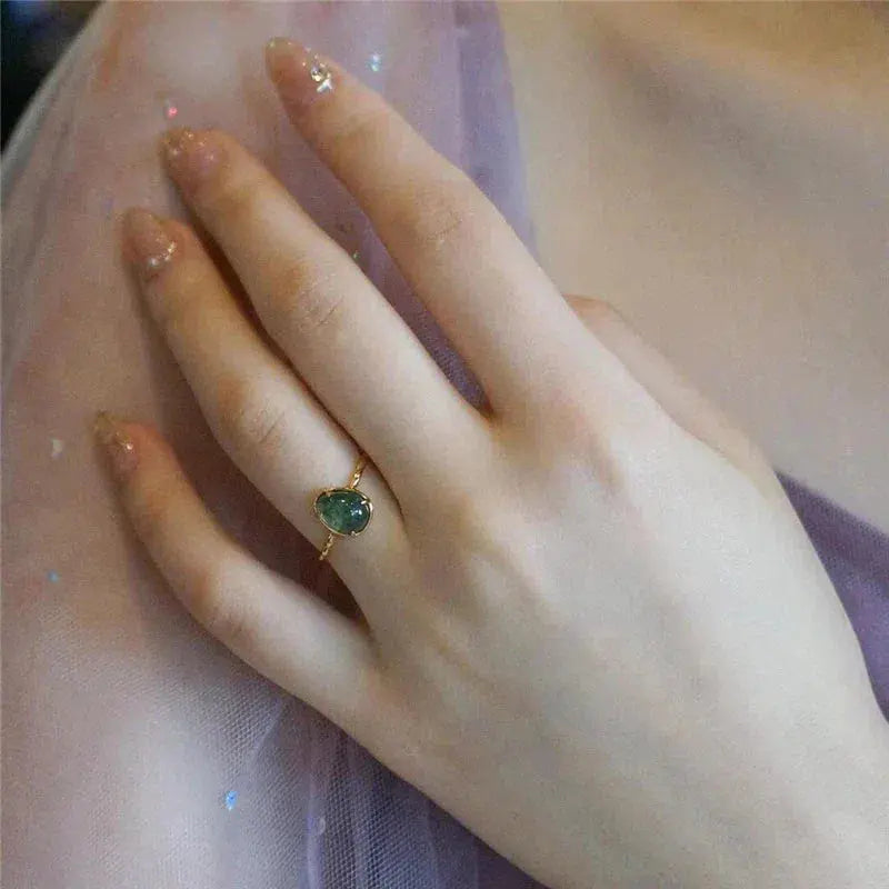 anello di lusso a goccia d'acqua verde in oro