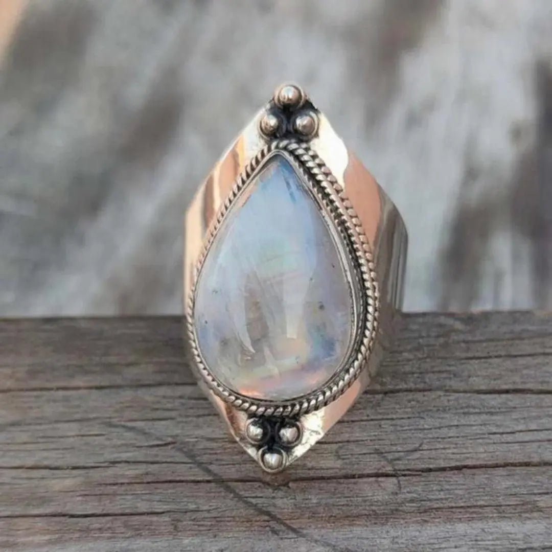 Anello con pietra preziosa a forma di triangolo e luce della luna
