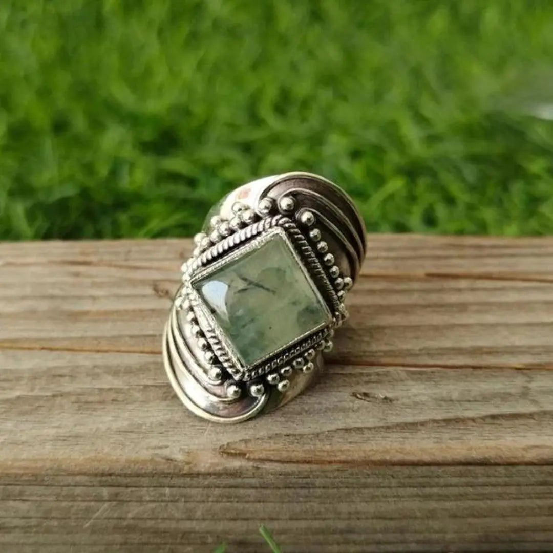 Anello di Lusso con Incisione di Smeraldo