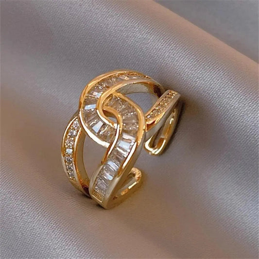 Anello elegante lucido annodato