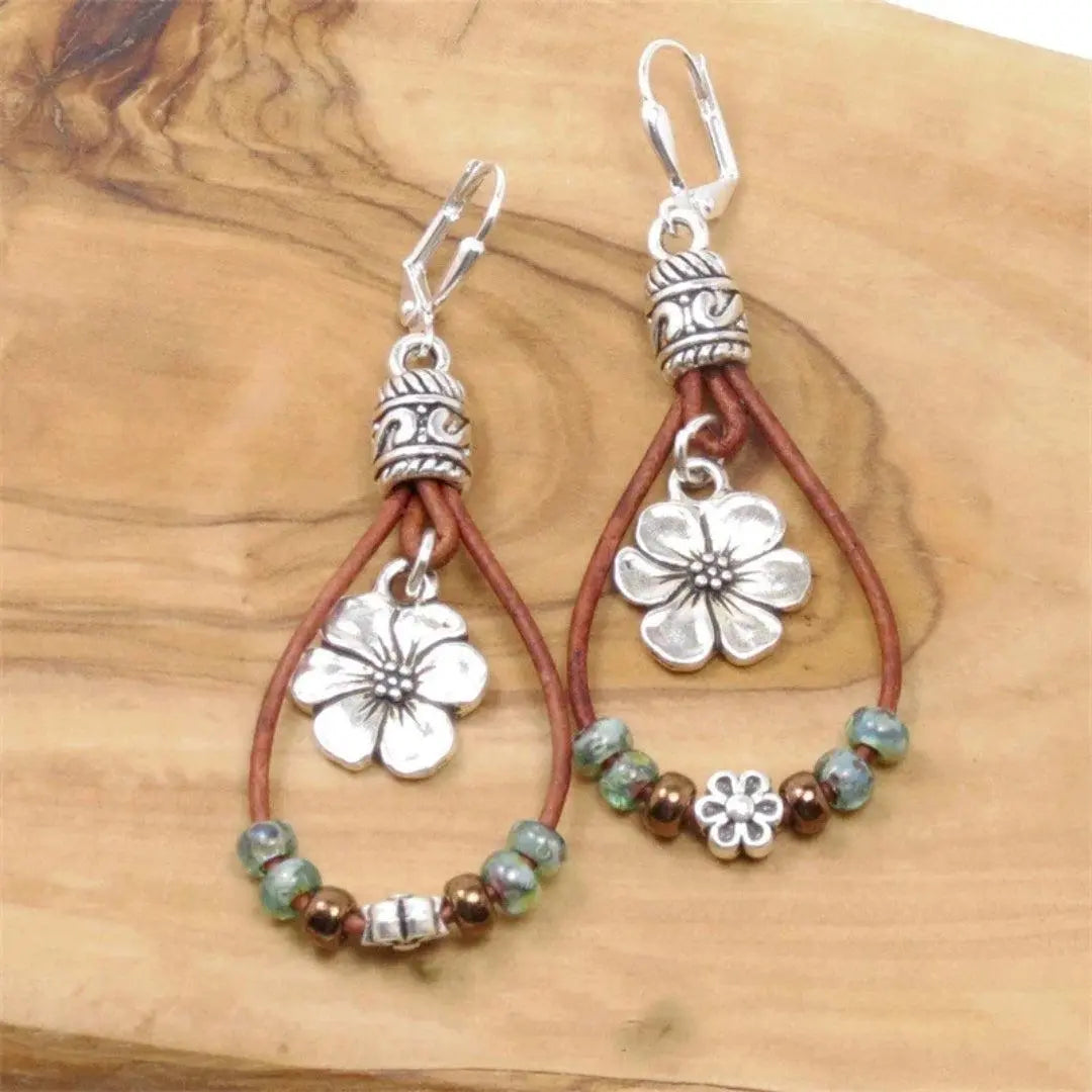 Orecchini in pelle con motivo floreale vintage