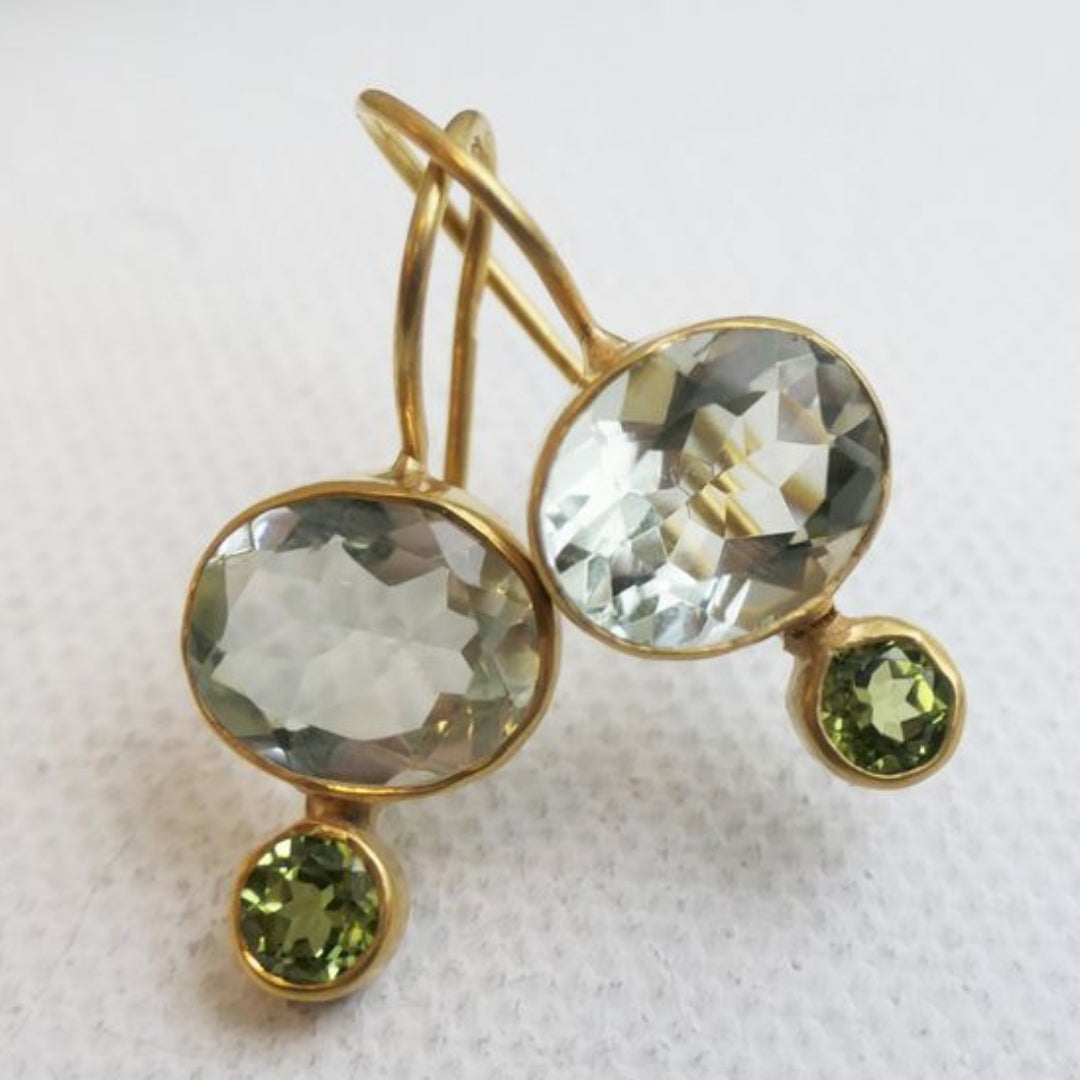 Orecchini d'oro con cristalli verdi