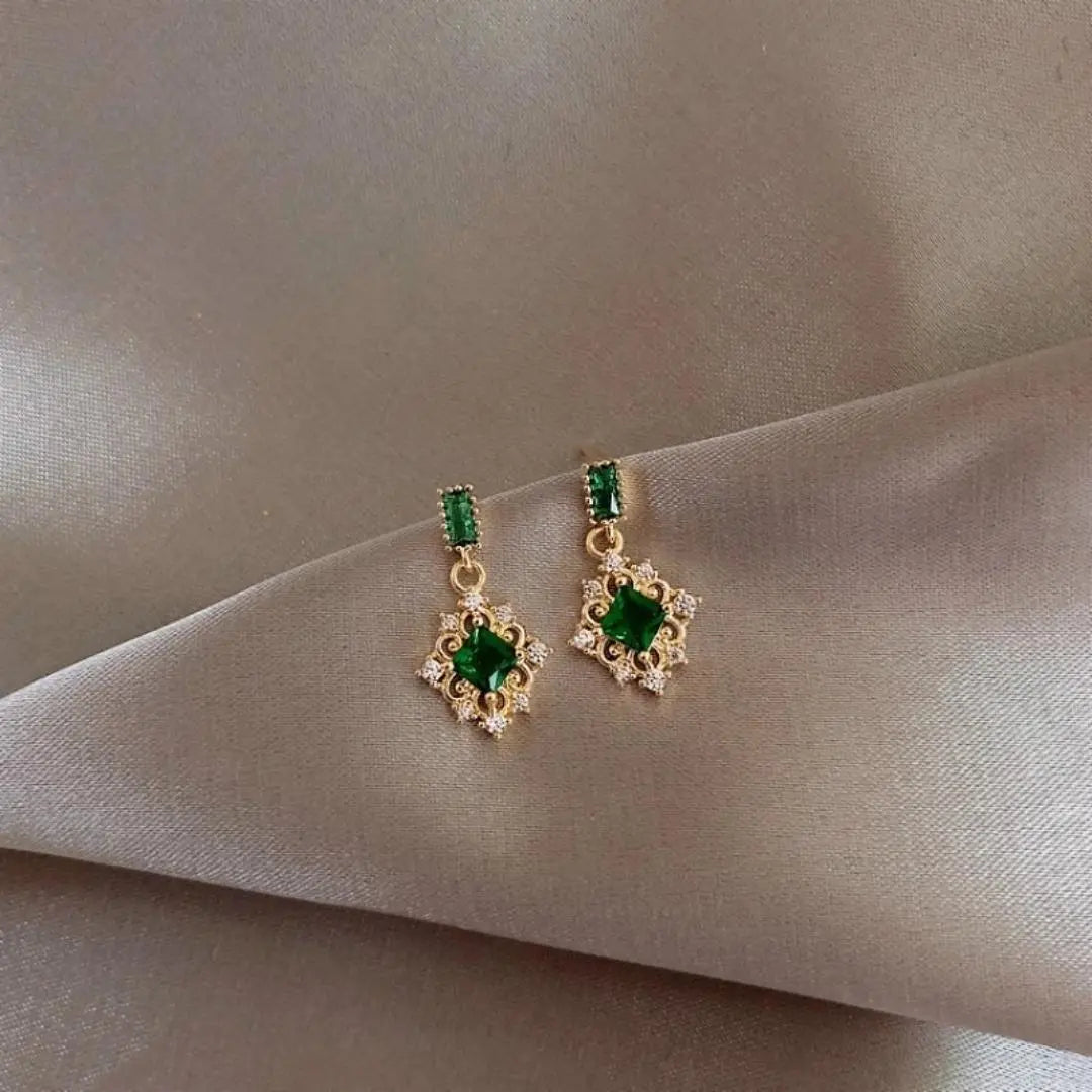 Orecchini Eleganti in Zirconia Verde con Finitura in Oro