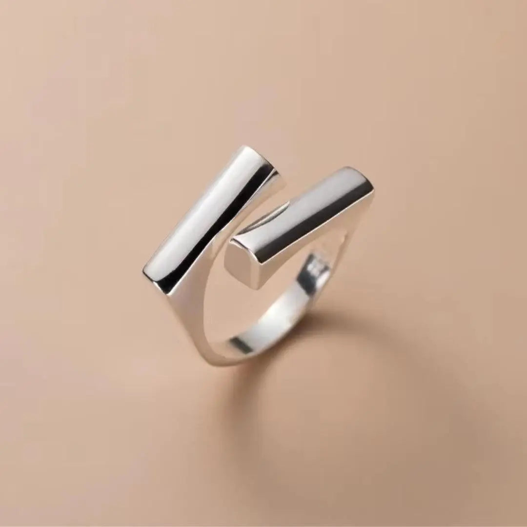 Anello geometrico semplice con trecce lisce