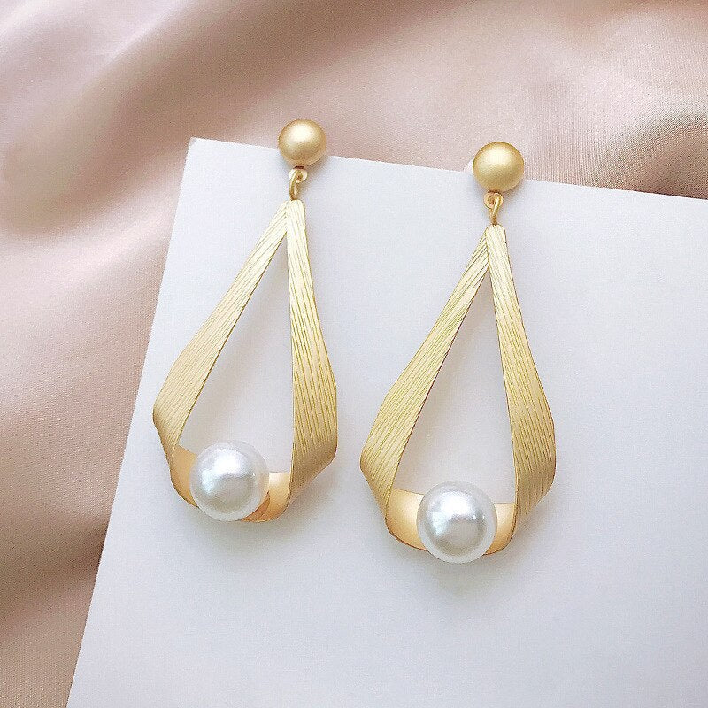 Orecchini eleganti a goccia in oro con perle