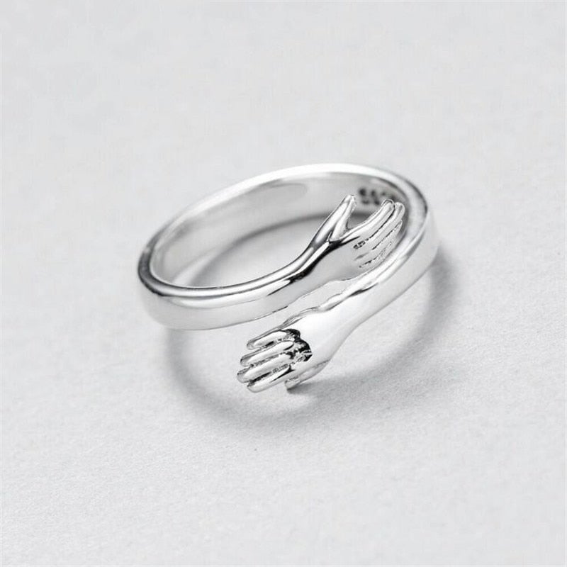 Anello regolabile a forma di abbraccio in argento