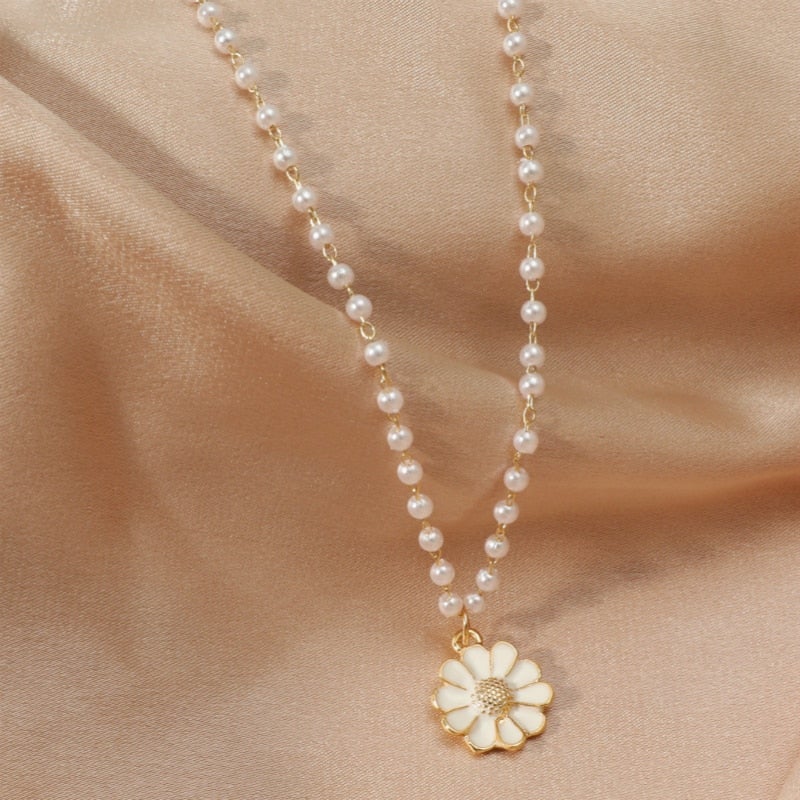 Collana di perle con pendente a margherita
