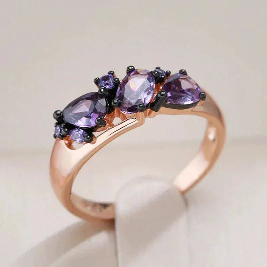 Anello elegante con cristalli viola in oro