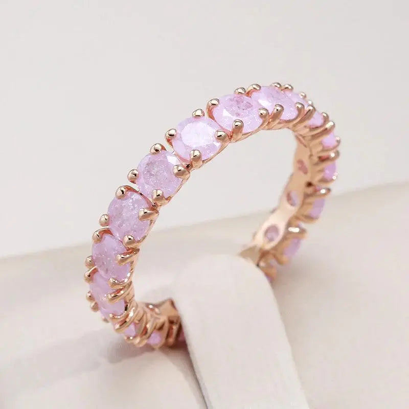 Anello con pietra rotonda in oro