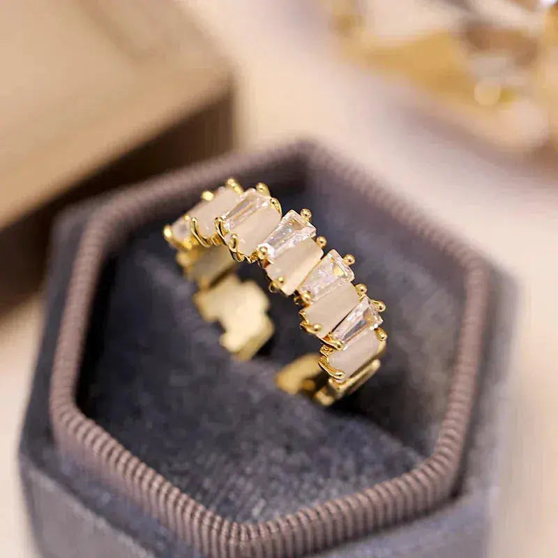Anello elegante con zirconia incastonata