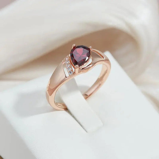 Anello con zirconia naturale rossa a forma ovale