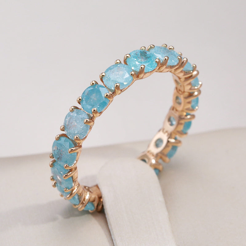 Anello di lusso in oro con pietre di zirconia colorate