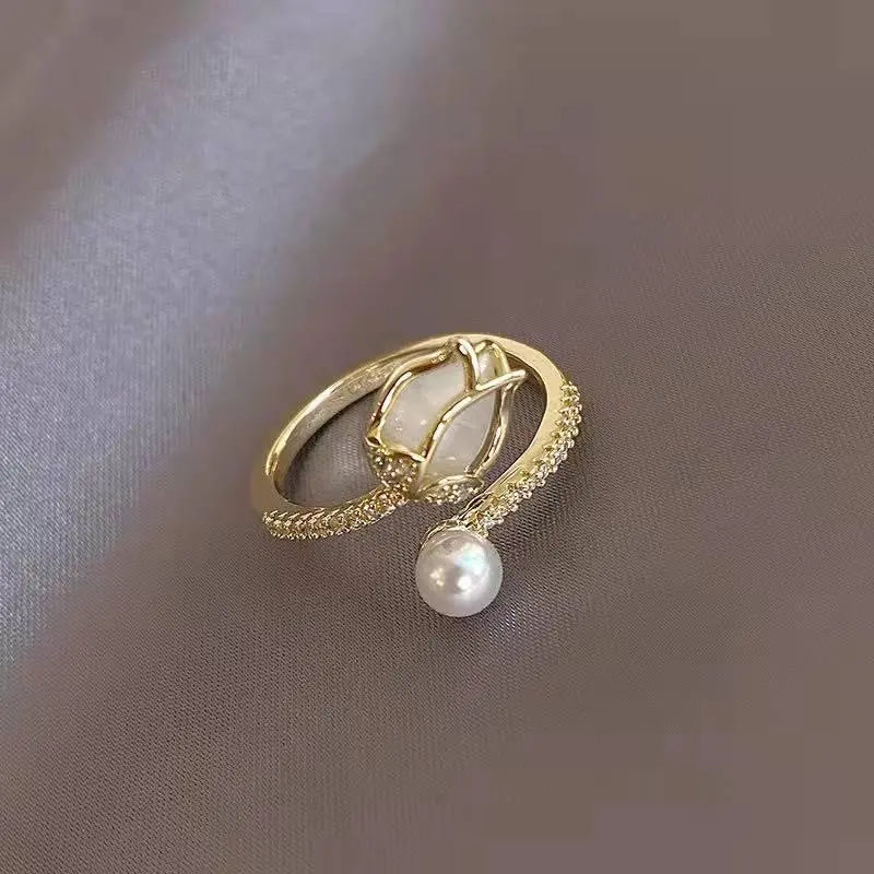 Anello tulipano bianco regolabile con perla in oro