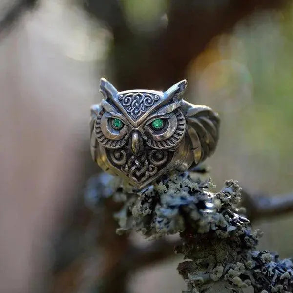 Anello con smeraldo a forma di civetta
