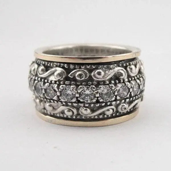 Anello con pietra preziosa scolpita