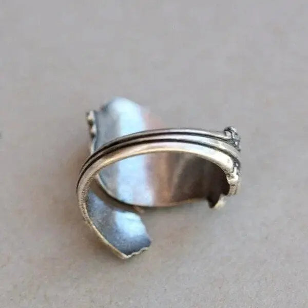Anello con cucchiaio oscillante regolabile a forma di civetta