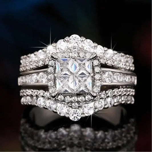 Anello di lusso con pietre scintillanti – Gioielli di grande impatto
